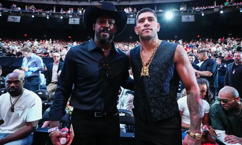 Alex Pereira ngỡ ngàng trước thái độ của Jon Jones sau thất bại lịch sử: "Tôi không hiểu tại sao anh ấy làm vậy"