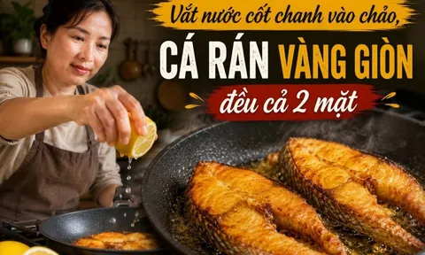 Vắt nước cốt chanh vào chảo, cá rán vàng giòn đều cả 2 mặt
