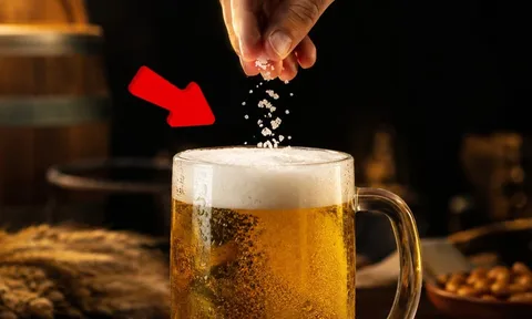 Tại sao bạn nên thả vài hạt muối vào cốc bia?