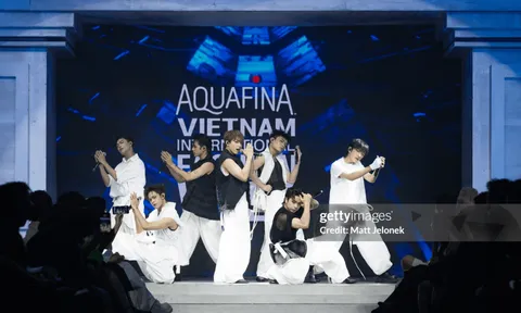 UPRIZE lọt ống kính “hung thần” Getty Images