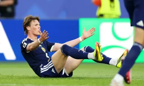 Chuyên gia đòi 11m cho McTominay, riêng Roy Keane chê ăn vạ