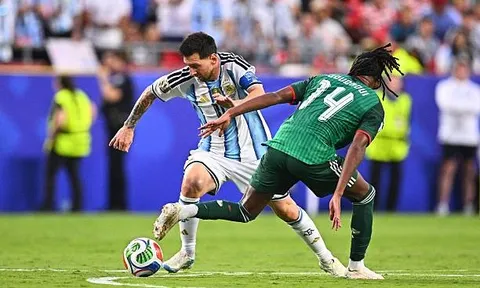 Algeria đòi thẻ đỏ cho Messi trong đơn kiện gửi FIFA