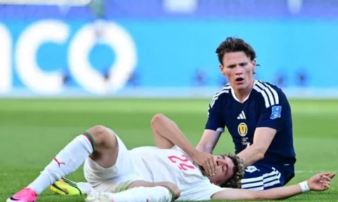 Neil El Aynaoui đổ máu sau pha va chạm với McTominay
