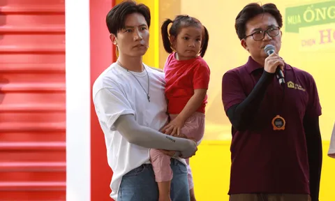Đại Nghĩa bật khóc trước nữ sinh 17 tuổi vừa đi học vừa bán vé số nuôi mẹ bệnh, em gái nhỏ