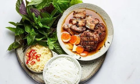 Cách ướp thịt, pha nước chấm bún chả Hà Nội chuẩn vị