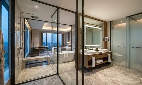 Tại sao phòng tắm khách sạn ngày nay toàn dùng vách kính trong suốt?