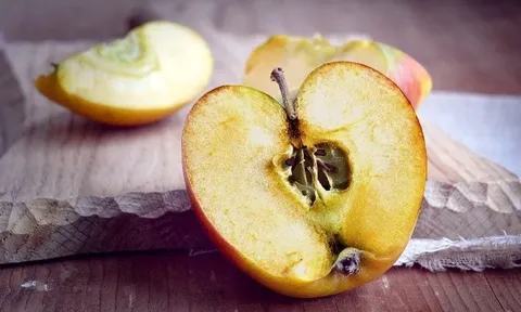 Trái cây gọt vỏ để ngoài bị thâm có ăn được không?