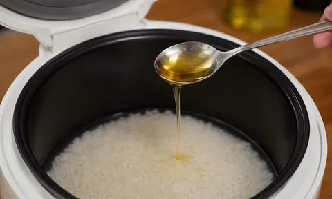  Vì sao nên cho 1 thìa dầu ăn vào nồi cơm?