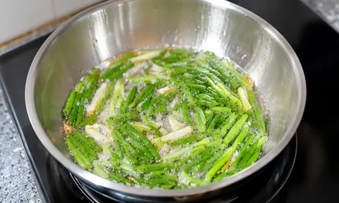 Vì sao nhiều hàng bún riêu, bún ốc lại phi thơm Hành Lá chứ không chỉ phi hành củ?