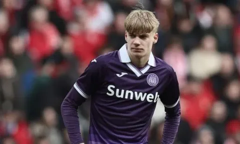 Tottenham và MU tranh mua sao trẻ Nathan De Cat