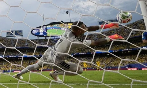 Eloy Room đòi dựng tượng sau kỷ lục cứu thua vĩ đại tại World Cup