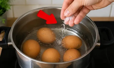 Tại sao bạn nên thả vài hạt muối vào nồi luộc trứng?