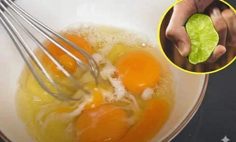 Tại sao nhiều đầu bếp chuyên nghiệp luôn vắt vài giọt chanh vào trứng trước khi rán?