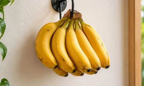 Vì sao nên treo nải chuối lên thay vì đặt trên mặt bàn?