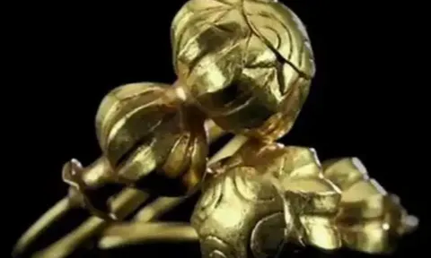 "Cháu dâu" mang đôi bông tai vàng là của hồi môn bà nội tặng đi thẩm định, chuyên gia tò mò hỏi: "Bà của bạn là ai?"