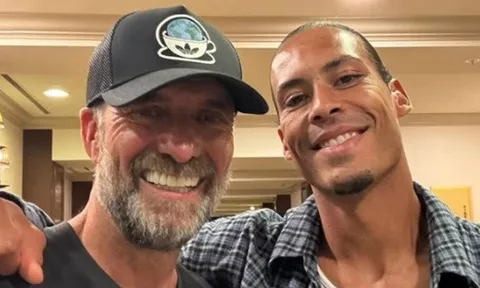 Klopp "khẩu chiến" với Van der Vaart để bảo vệ Van Dijk