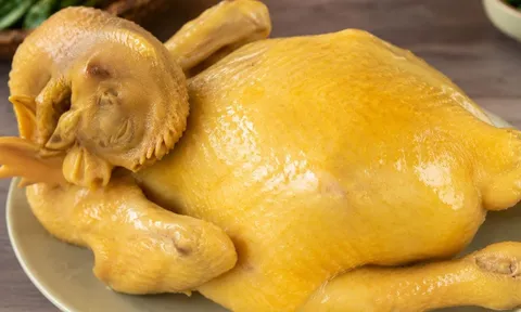 Mẹo luộc gà giúp da vàng giòn, không rách da, thịt ngọt thơm: Nhiều người làm sai ngay từ bước đầu