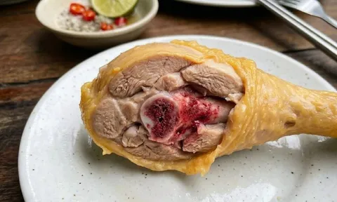 Tại sao thịt gà luộc kỹ vẫn đỏ xương?