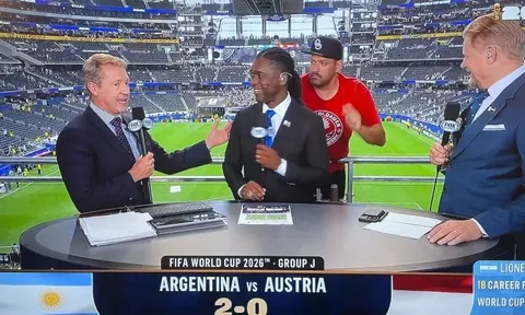 CĐV leo lan can, "đột kích" sóng truyền hình sau trận thắng của Argentina