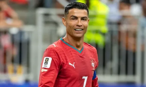 Martinez bảo vệ Ronaldo trước làn sóng chỉ trích