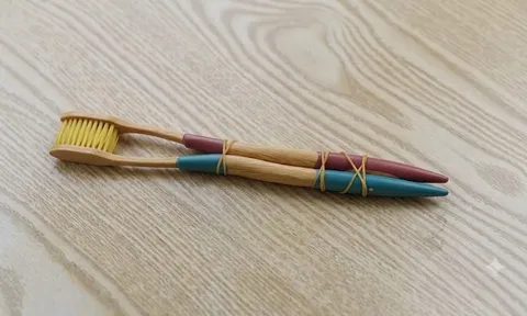 Đừng vứt bàn chải cũ: Chỉ cần buộc 2 chiếc lại với nhau, bạn sẽ giải quyết được 1001 rắc rối trong nhà