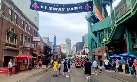 BKFC chơi lớn: Đưa võ thuật tay trần đến chảo lửa bóng chày Fenway Park