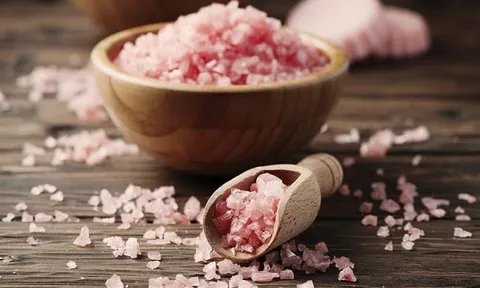 Muối biển trong chăm sóc da: 4 công thức làm sáng và làm sạch da đơn giản tại nhà