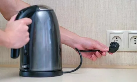 Tại sao ấm siêu tốc thường chỉ có dây cắm ngắn?