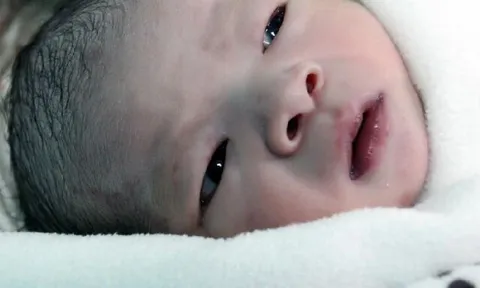 Mẹ U50 bật khóc khi con chào đời, bác sĩ nói 1 câu khiến phòng sinh xúc động: “Đứa trẻ đã 12 tuổi, đúng là kỳ tích”