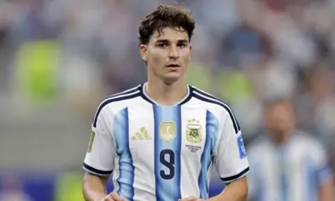 Arsenal từ bỏ thương vụ Julian Alvarez