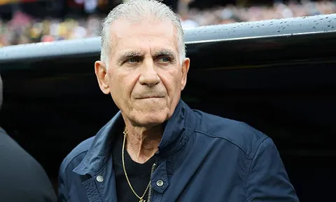 Carlos Queiroz tố tuyển Anh may mắn thoát thẻ đỏ