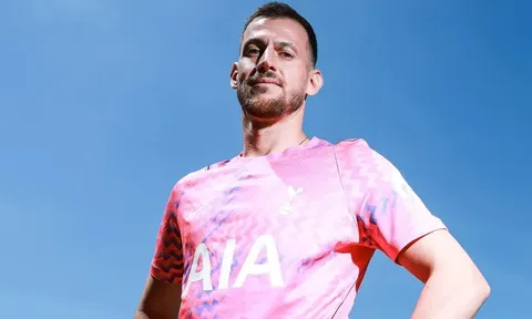 Tottenham chính thức chiêu mộ Martin Dubravka