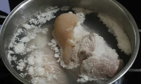Dùng nước luộc thịt để nấu canh: Lợi hay hại?
