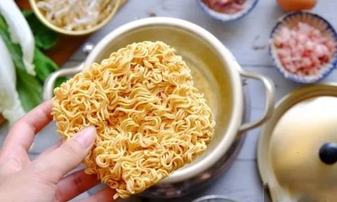 Cách ăn mỳ tôm đủ chất, không lo nổi mụn