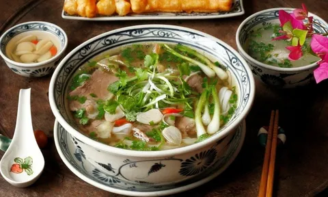 Vì sao khi ăn phở không nên húp cạn phần nước dùng trong bát?