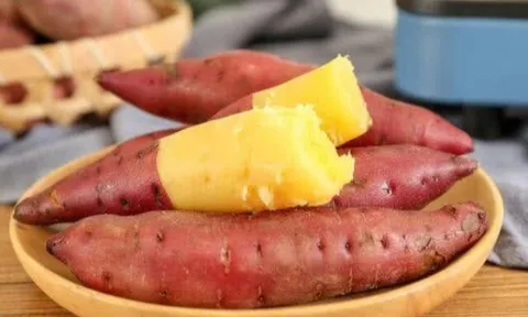 Hấp khoai lang đừng cho thẳng vào nồi, thêm bước nữa khoai ngon ngọt, bùi thơm hơn nhiều