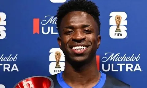 Vinicius đòi quà Ancelotti sau cú đánh đầu tung lưới Scotland