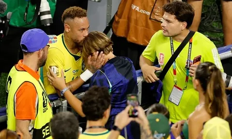 Neymar bật khóc trong ngày tái xuất tuyển Brazil tại World Cup