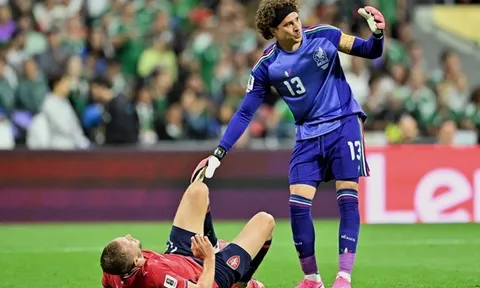 Hai thái cực Ochoa và Soucek khi Mexico thắng CH Séc