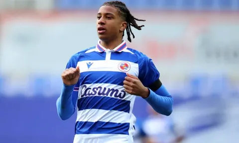 Hai thái cực Olise - Sancho và sai lầm của Man Utd