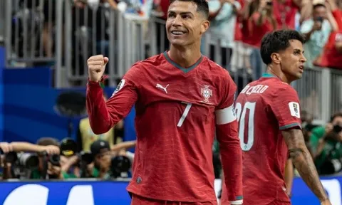 Bị nhân viên đòi tăng lương, Ronaldo bật cười lớn