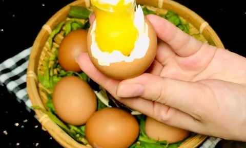 Luộc trứng thêm 1 thìa này vào, lòng đỏ dẻo quánh, róc vỏ