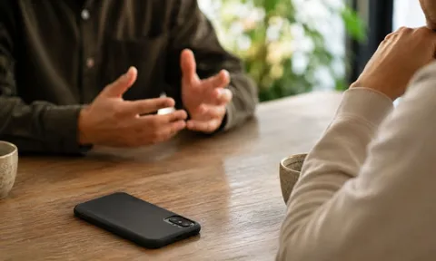  

Vì sao khi ngồi nói chuyện nên úp mặt điện thoại xuống bàn? Một hành động nhỏ nhưng tạo khác biệt lớn