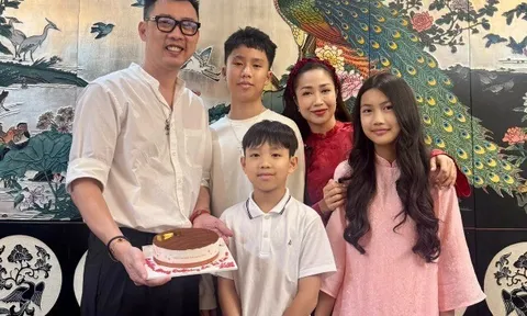 Ốc Thanh Vân đưa 3 con quay lại Úc nghỉ đông, quý tử út Cacao đã biết đảm đang khi ra nước ngoài