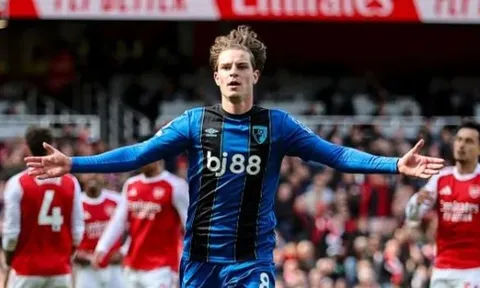 Bent khuyên Arsenal chiêu mộ Alex Scott sau bom tấn của Man City