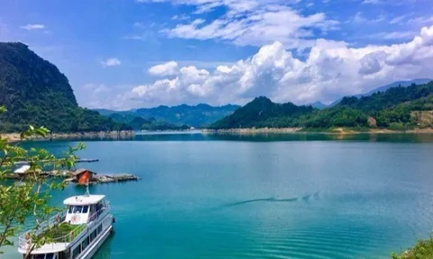 Đi "Vịnh Hạ Long giữa núi rừng" ngay gần Hà Nội, mát mẻ và thanh bình đến lạ, chi phí chỉ vài trăm nghìn đồng 