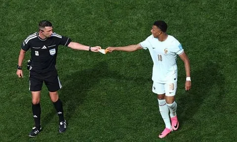 Mbappe trao băng đội trưởng cho trọng tài Anthony Taylor