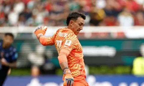 Gary Neville sửng sốt trước màn thay người của Bielsa