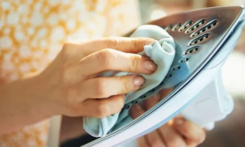 Mẹo làm sạch bong bàn ủi bị cháy đen trong tích tắc