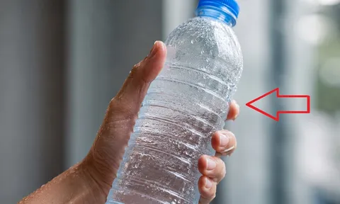 Vì sao nước đóng chai phải có nhiều đường gân?